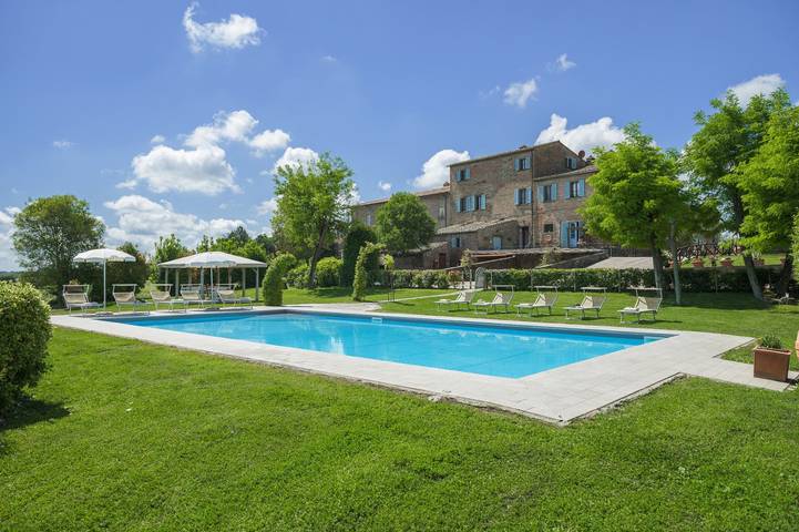 Ferienhaus für 15 Personen, mit Balkon und Garten sowie Pool