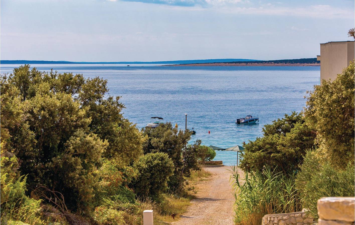 Ganze Ferienwohnung, Apartment mit Meerblick, Terrasse, Parkplatz und WLAN, 700 m vom Strand entfernt in Mandre, Pag