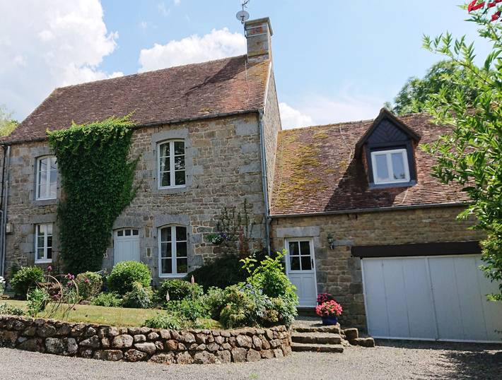 Location de vacances pour 13 personnes, avec Terrasse ainsi que Jardin et Piscine dans Orne