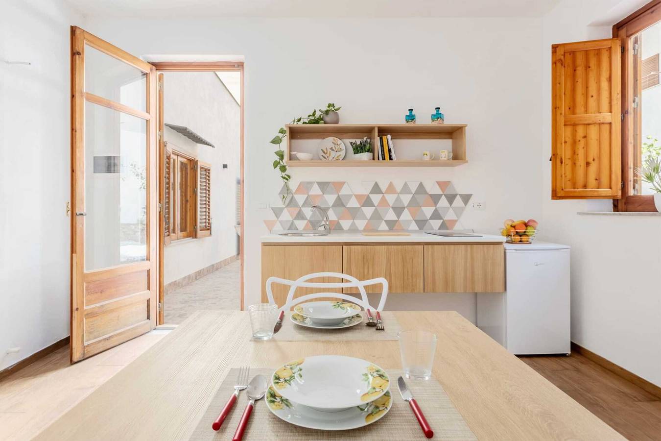 Appartamento intero, Appartamento 'Travel Rooms-Arenella Piano Terra 2' con vista sulle montagne e aria condizionata in Palermo, Provincia di Palermo