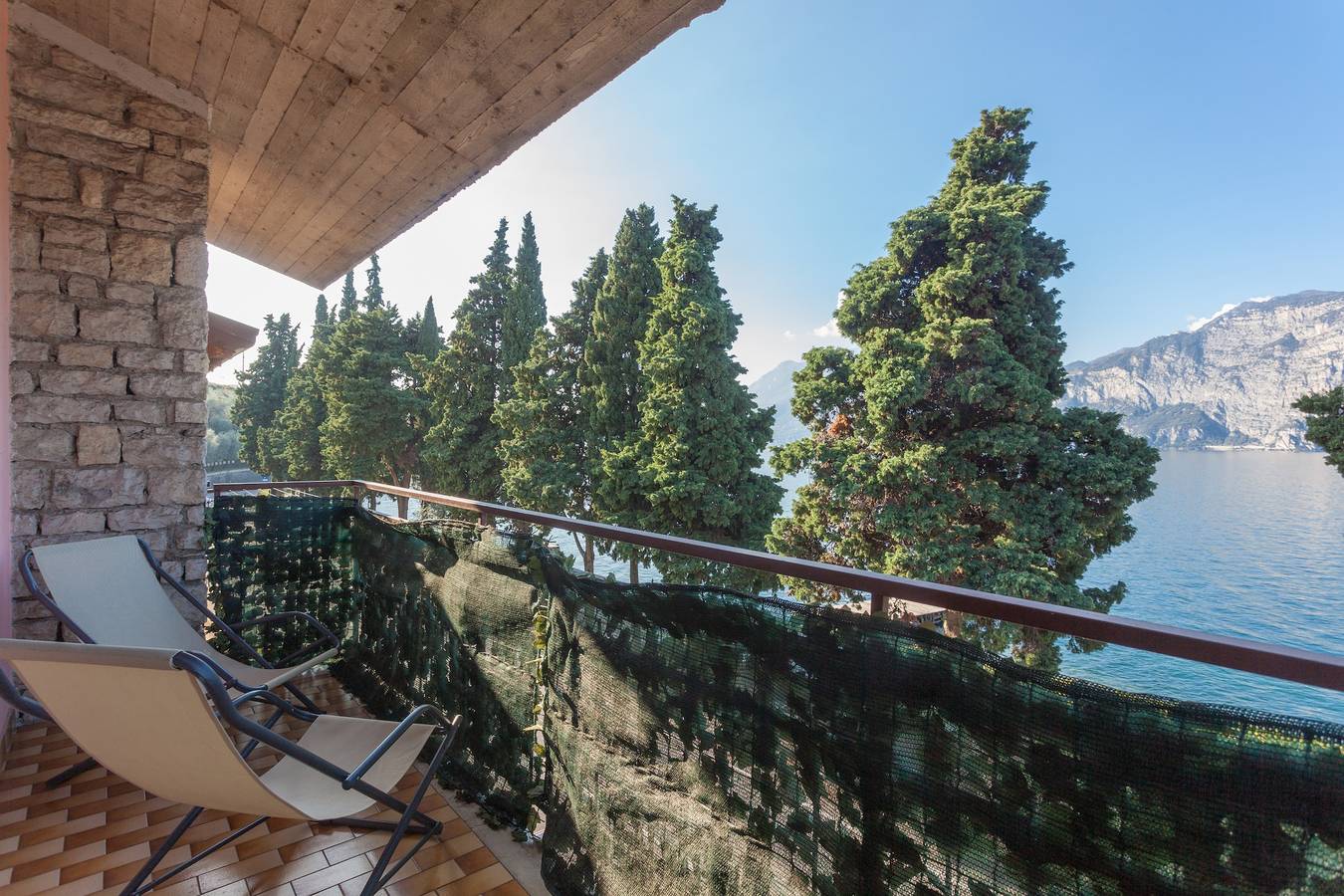 Ganze Wohnung, Moderne Ferienwohnung "Gennaker" direkt am See mit Terrasse und Blick in Cassone di Malcesine, Malcesine