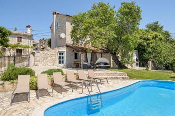 Cottage pour 6 personnes, avec piscine ainsi que jardin et jacuzzi à Lozari