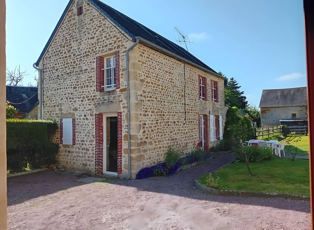 Casa de campo con terraza privada, jardín privado y Wi-Fi en Sainte-Scolasse-sur-Sarthe in Sainte-Scolasse-sur-Sarthe, Región de Alençon