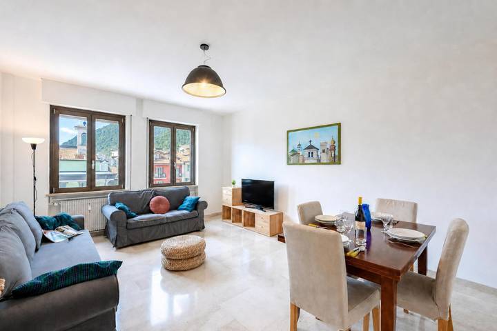 Appartement entier, Casa Lucia in Old Riva Town with Balcony View in Riva del Garda, Montagnes autour du lac de Garde