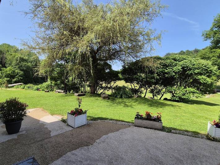 Cozy 90 sqm Wi-Fi Gite with Garden & Chimney. in Cuttura, Parc naturel régional du Haut-Jura