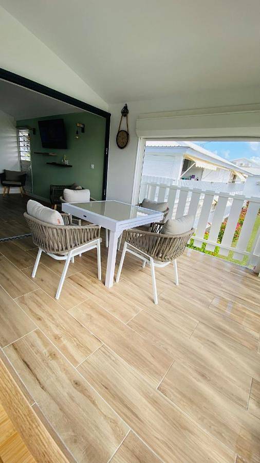 Gîte pour 2 personnes, avec terrasse dans Port De Saint Francois - 3