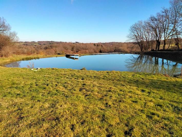 Gîte pour 4 personnes, avec vue et jardin ainsi que piscine et vue sur le lac à Lubersac