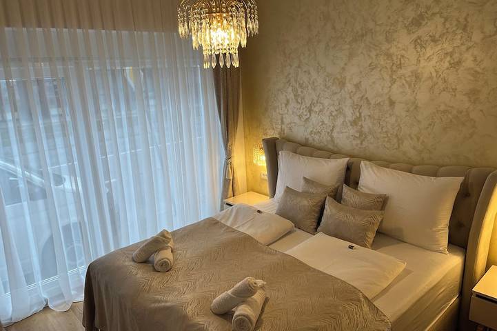 La Luna Royal Luxury House ⭐️⭐️⭐️⭐️⭐️ with Pool Jacuzzi Bikes and Parking in Našice, Osijek-Baranja