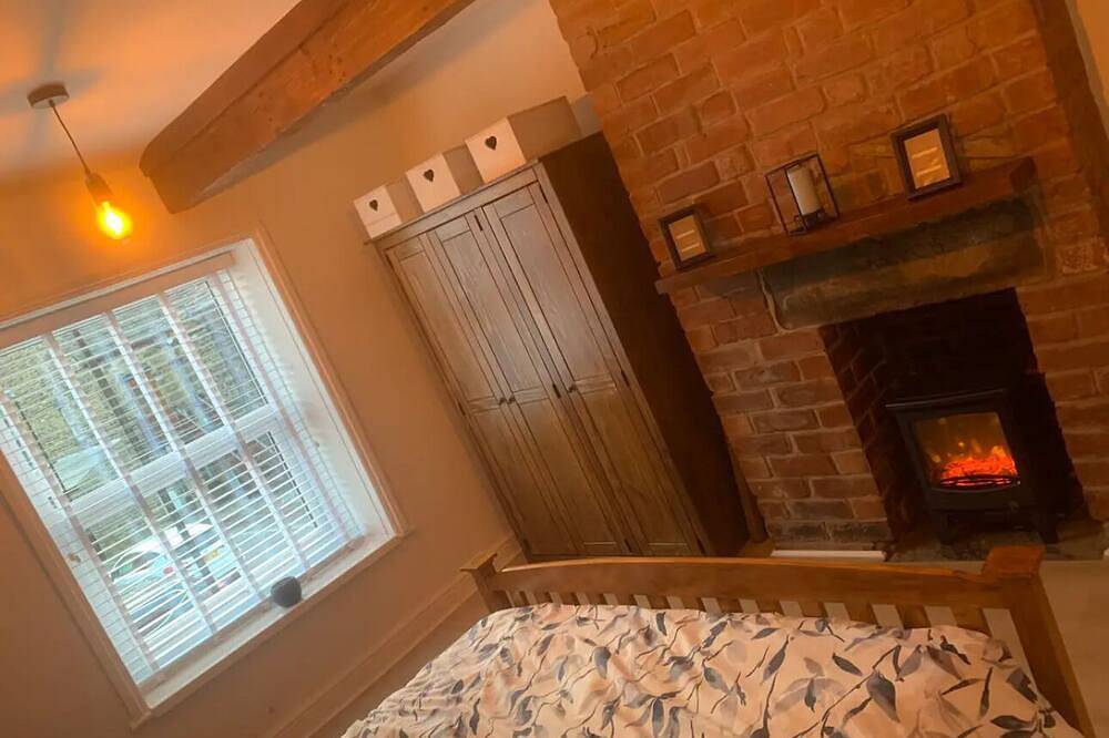 Quaint 1 Bedroom cottage in Pudsey, Leeds in Bradford, West Yorkshire
