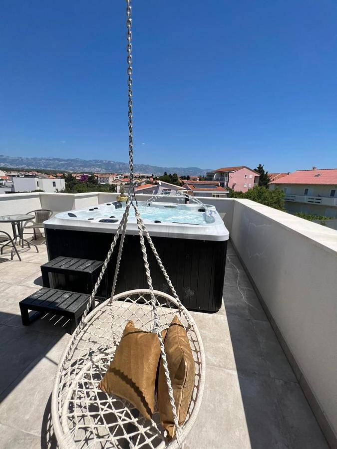 Villa für 10 Personen, mit Balkon und Whirlpool sowie Terrasse und Garten in Novalja - 3