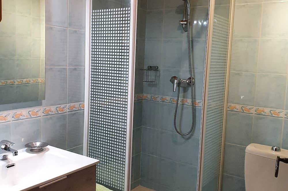 Apartamento entero, Gite Rural Loustal Vésubie Mercantour. 15 m from Thermes Berthemont les Bains in Roquebillière, Nizza Region