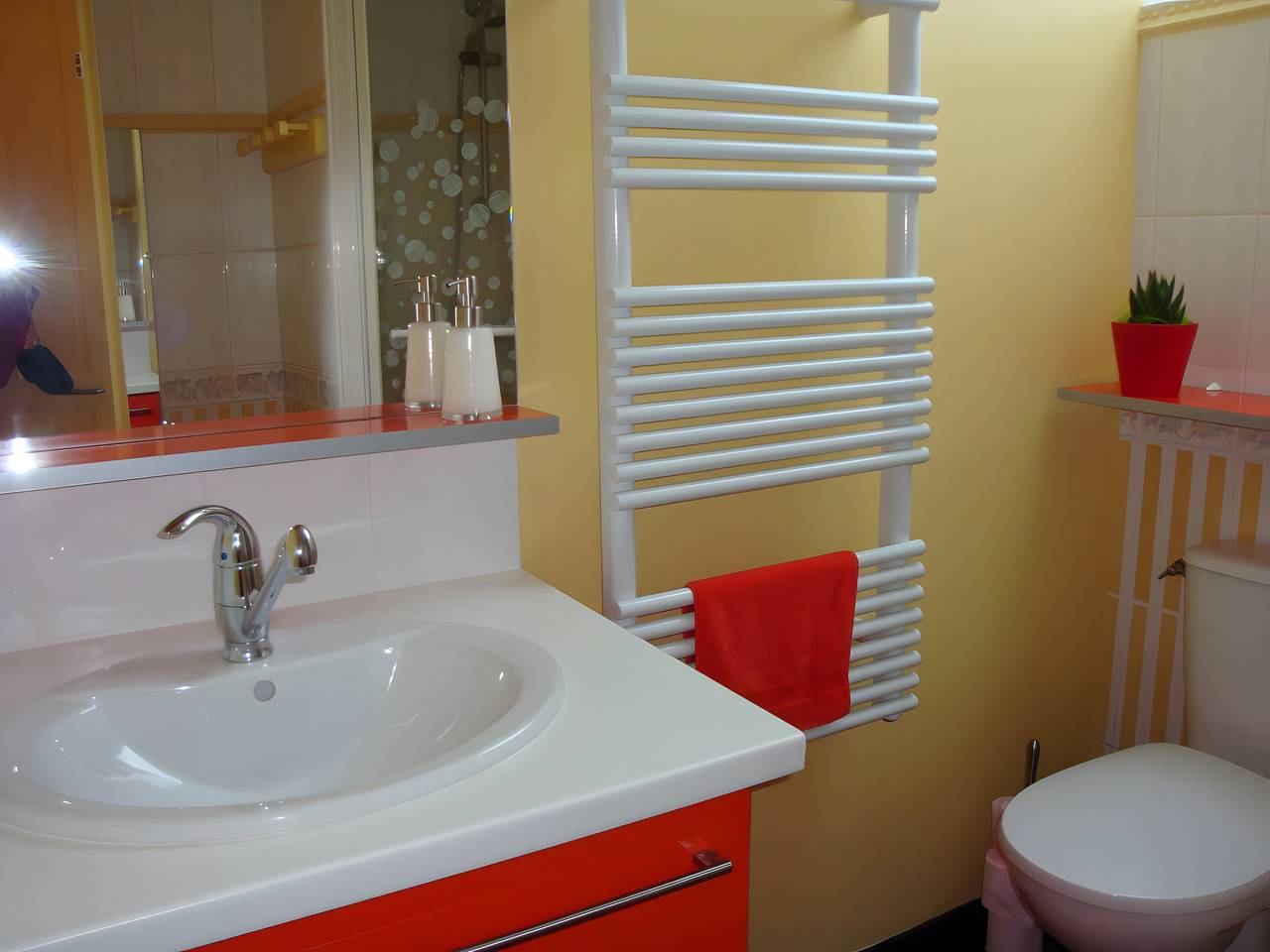 Chambre d’hôtes « A L’abri - An Tan » avec terrasse et jardin partagés, Wi-Fi in Saint-Nolff, Parc naturel régional du Golfe du Morbihan