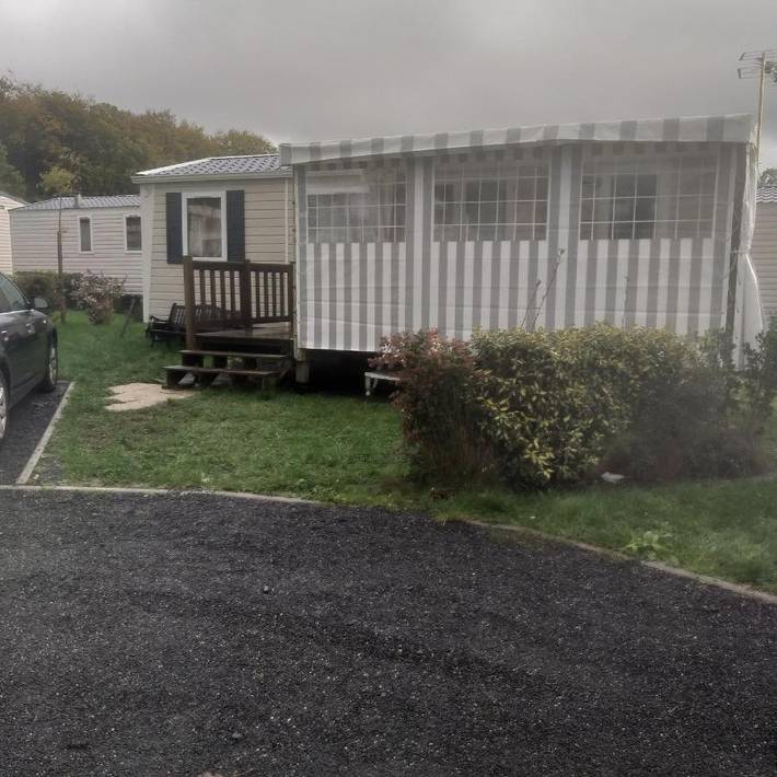 Camping pour 6 personnes, avec jardin et bassin pour enfant ainsi que vue et piscine