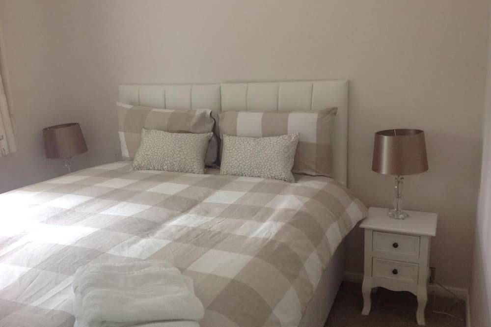 Ganze Wohnung, 1 Schlafzimmer abgeschlossener Anhang / Wohnung in der Nähe von West Byfleet Station in Surrey