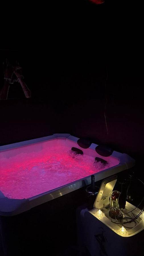 L'instant Désir love room jacuzzi in Ferrières-en-Gâtinais, Région de Montargis