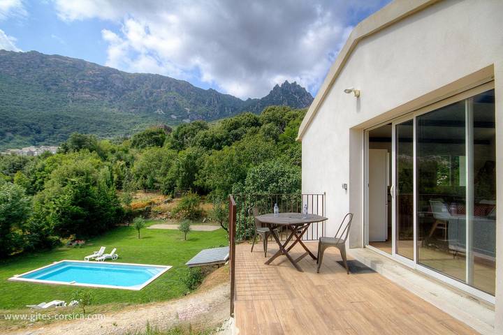 Location de vacances pour 4 personnes, avec Terrasse ainsi que Piscine et Vue dans Cap Corse