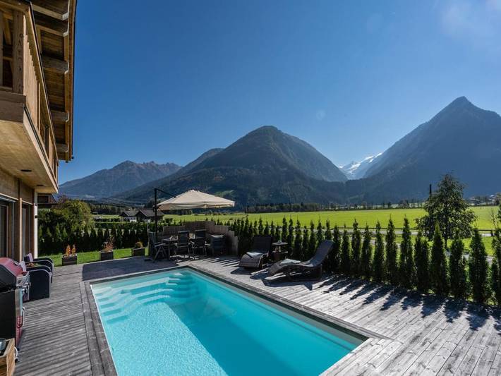 Chalet für 8 Personen, mit Balkon und Terrasse sowie Garten und Pool in Österreich