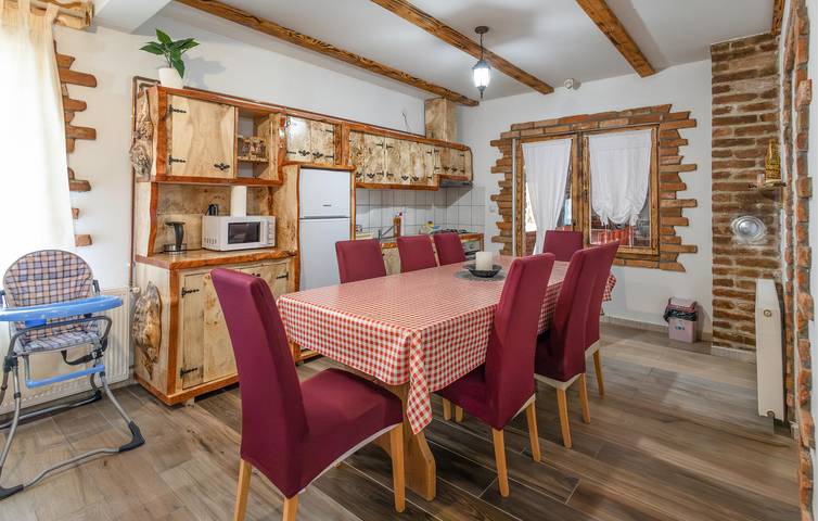 Geräumige 250 m² große Wohnung mit Pool, Terrasse und WLAN in Pozega-Slawonien