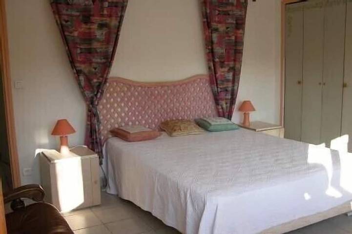 Location de vacances pour 6 personnes, avec terrasse ainsi que jardin et piscine, animaux acceptés à Saint-Paul-en-Forêt - 2