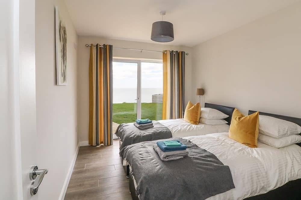 Beach House, pet friendly, with open fire in Courtown, County Wexford in Ardamine, County Wexford