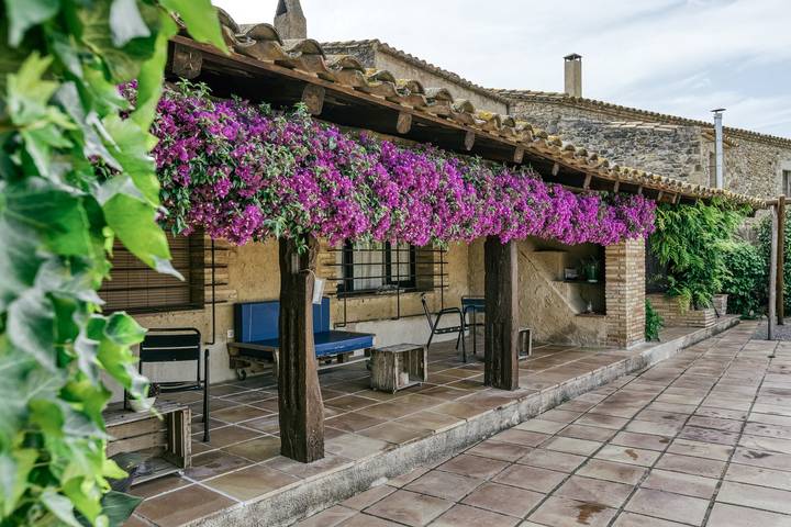 Country House 'El Rebost Rural De Can Gat Vell' with Shared Pool, Wi-Fi and Air Conditioning in Llampaies, Saus, Camallera i Llampaies