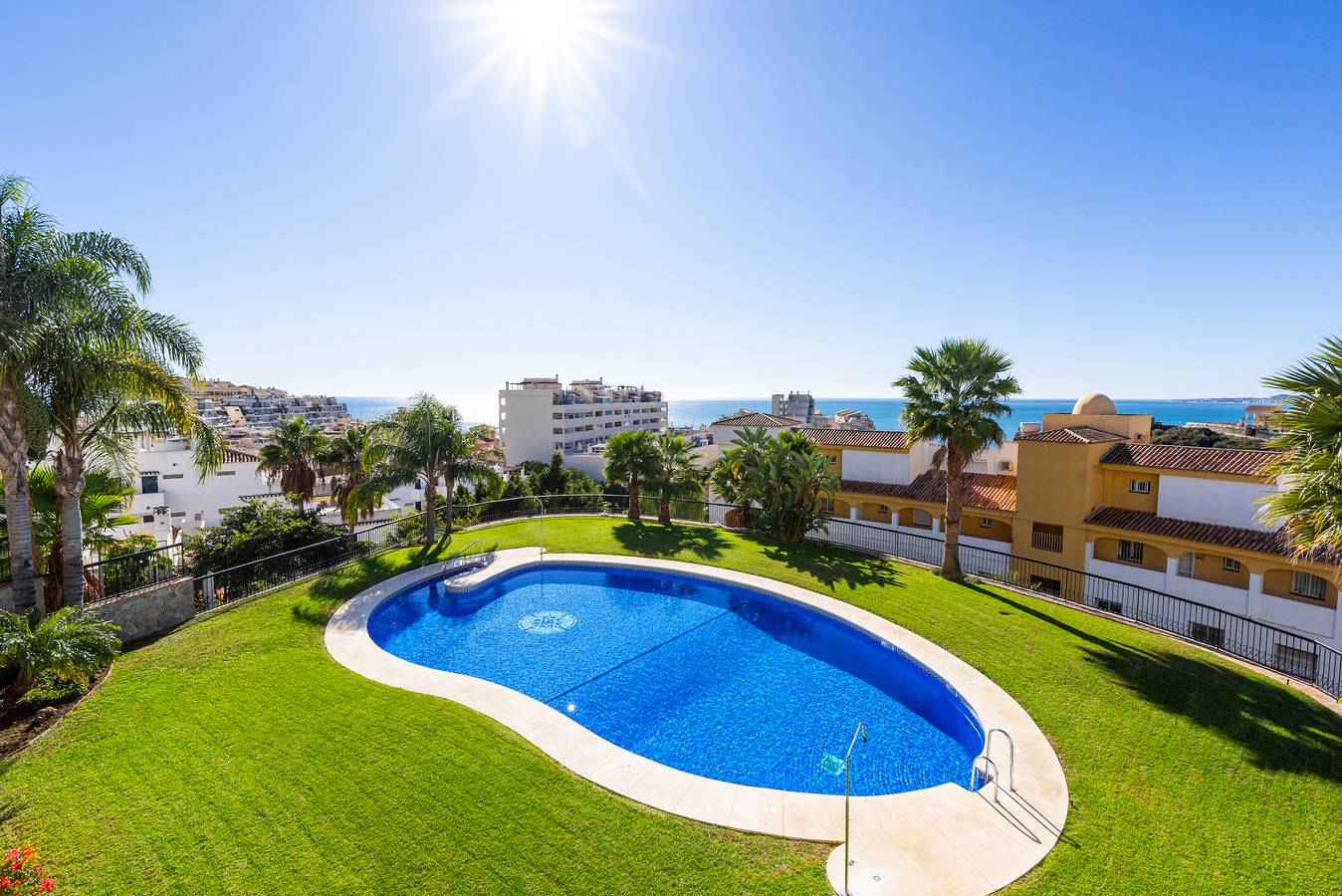 Entire apartment, Holiday Apartment “Lovely penthouse with sea views” with Shared Pool, Terraces, Air Conditioning & Wifi; Parking Available in Benalmádena Costa, Benalmádena