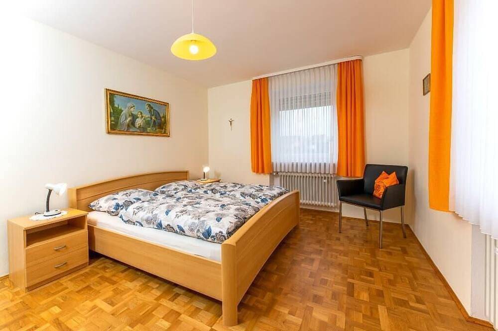 Ganze Wohnung, Große gemütliche Ferienwohnungen mit Balkon in ruhiger Lage in Moosbach, Naturpark Nördlicher Oberpfälzer Wald