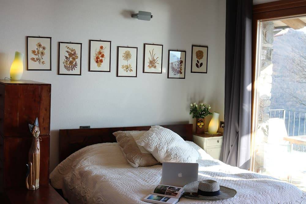 Entire apartment, Finca Cascina Borchina: \"Violetta\" country estate, relaxation, tranquility, dream lake view, organic in Maccagno con Pino e Veddasca, Lago Maggiore (Lombardy)