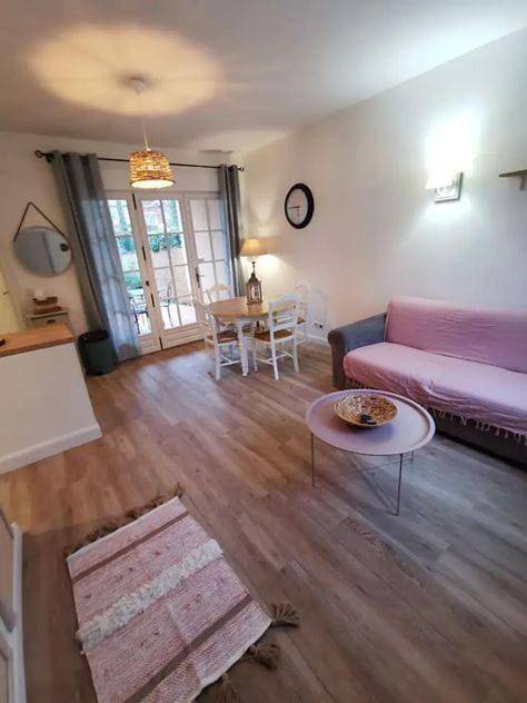 Location de vacances pour 4 personnes, avec jardin et jacuzzi ainsi que piscine et sauna dans Domaine de Fayence