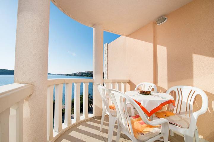 Apartament wakacyjny dla 4 osób, z basen i balkon w Razanj