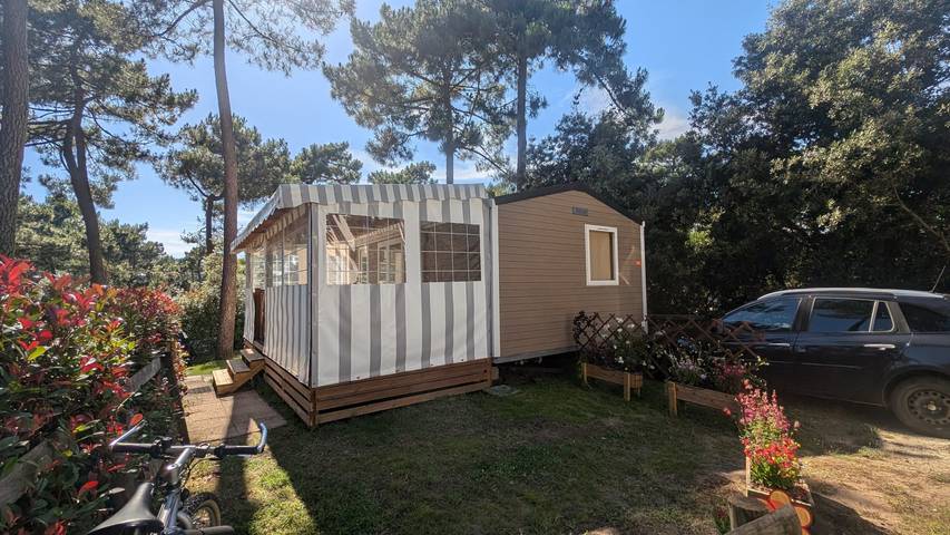 Camping pour 6 personnes, avec jardin ainsi que terrasse et piscine