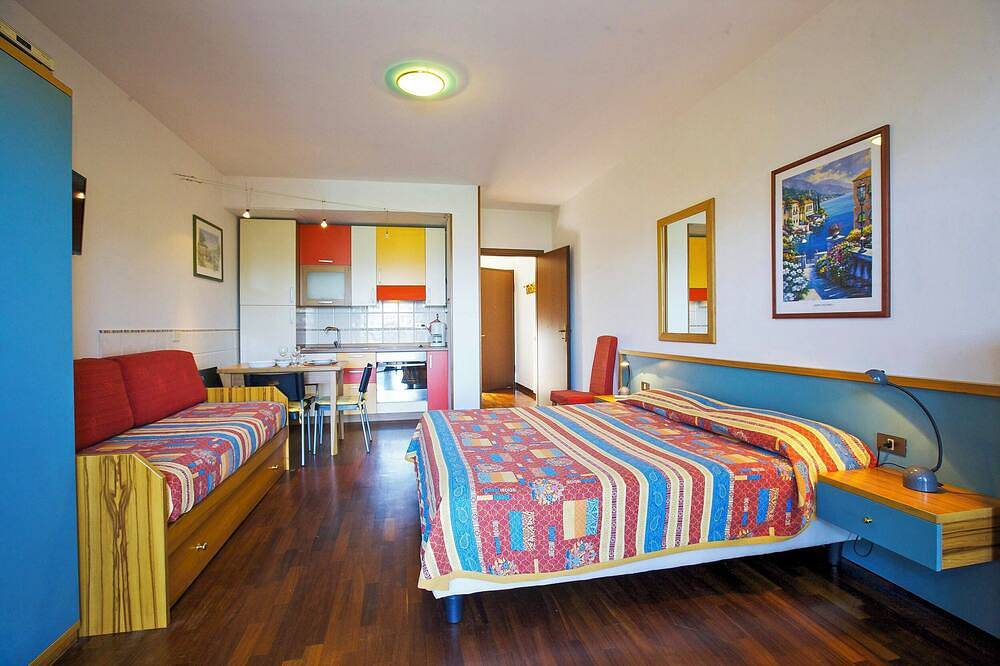 Apartamento entero, Apartamento con gran terraza y jardín en una residencia con piscina in Luino, Comune di Luino