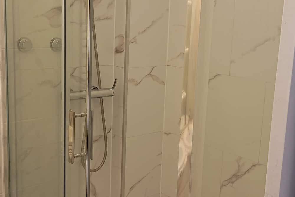 Fantastic view! Private bedroom in a 3-bedroom apartment with a private bathroom, in Nizza, Mittelmeerküste (Frankreich)