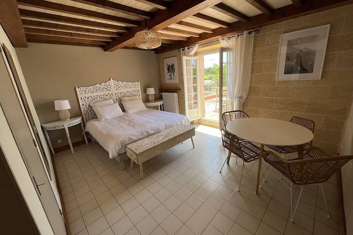 Chambre d’Hôtes Sean Connery : une Ambiance Chic et Bohème à proximité d’Uzès in Saint-Quentin-la-Poterie, Région de Nîmes