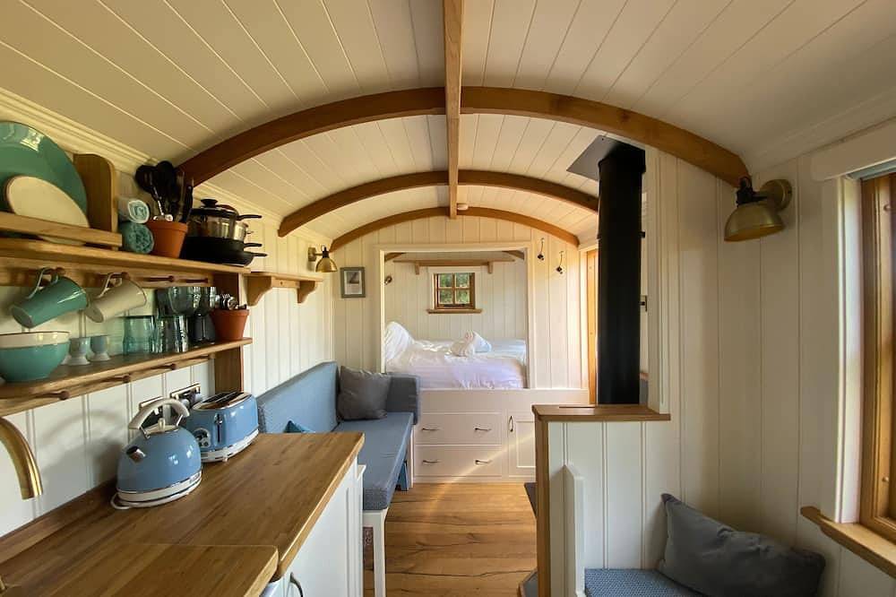 Seaside Bliss: Cosy Shepherd Hut with fire place, 10 mins from the beach in Guernsey