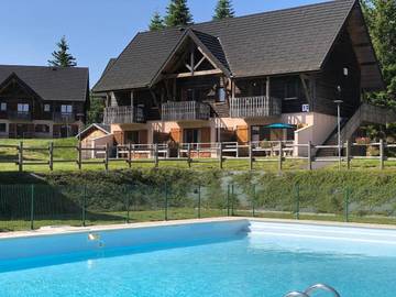 Gîte pour 4 personnes, avec balcon ainsi que vue et piscine dans Lac Pavin