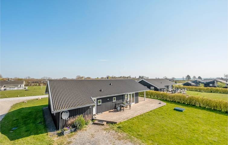 Feriehus for 8 personer, med Terrasse og Jacuzzi i tillegg til Sauna i Spodsbjerg
