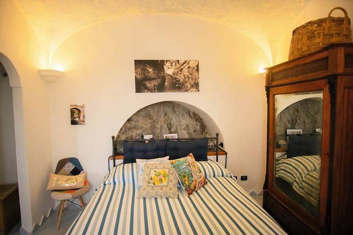 Gemütliches Ferienhaus am Meer. 2 Pax, in einer natürlichen Klippe in Furore, Sorrento Coast