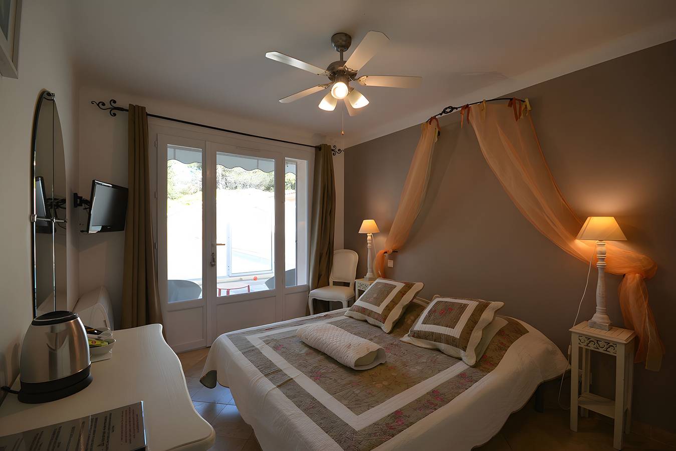 Appartement entier, Appartement « Chambre Saumon » avec piscine partagée, Wi-Fi et climatisation in Bédoin, Parc naturel régional du Mont-Ventoux