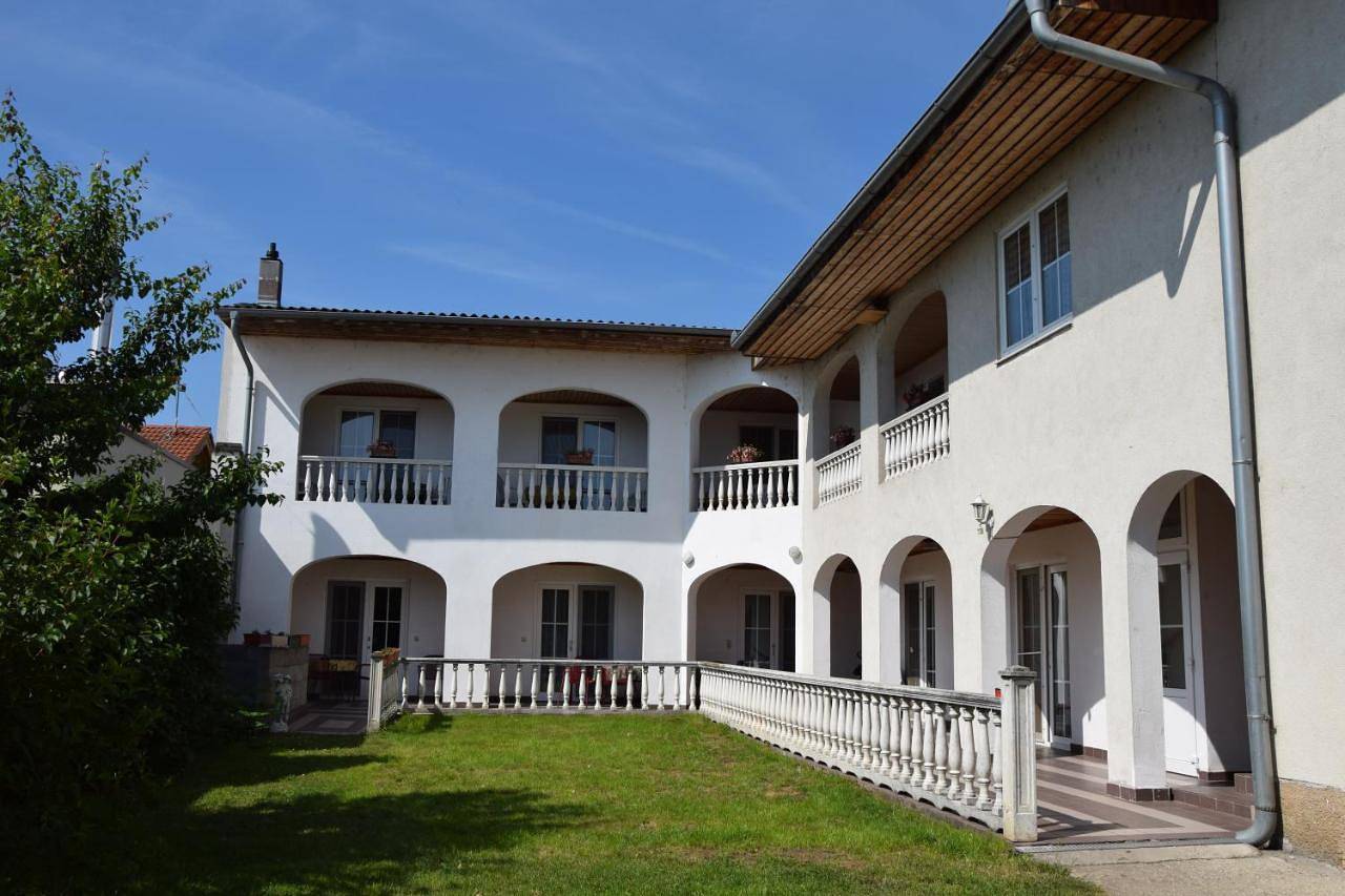 Appartmenthaus Rosenhof in Marktgemeinde Podersdorf am See, Neusiedlersee-Hügelland