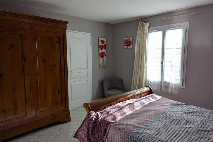 Geräumiges Ferienhaus mit privatem Pool und Garten, ideal für Familien mit Haustieren in Esse, Charente
