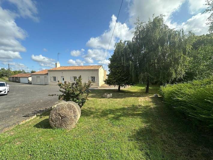 Location de vacances pour 10 personnes, avec jardin à Saint-Laurent-du-Mottay