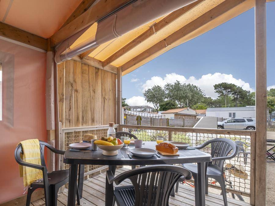 Camping La Parée du Both - Tente en toile et en bois 5 personnes - Sahari Lodge 2chambres - sans sanitaires - 19m² 2/5 pers in Saint-Hilaire-de-Riez, Vendée
