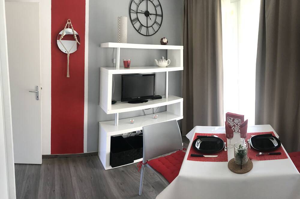 Appartement entier, ♥ Charme ♥ Honfleur ★ Wifi ♫ Parking ★Piscine ☀ in Équemauville, Région de Lisieux