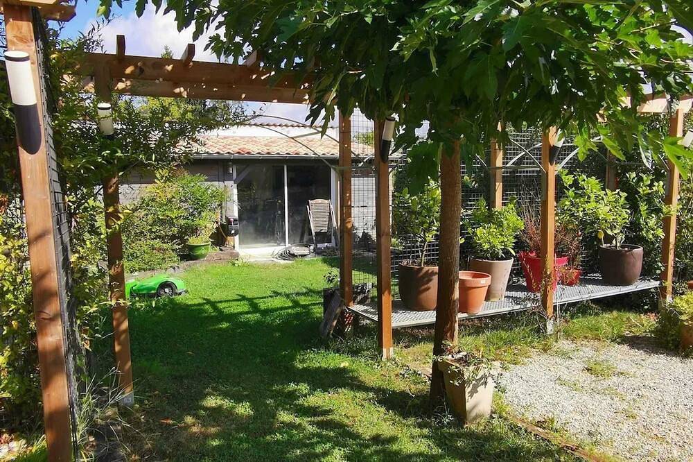 Entire apartment, Homerez - Apt. in Latresne with Jacuzzi in Latresne, Bordeaux region
