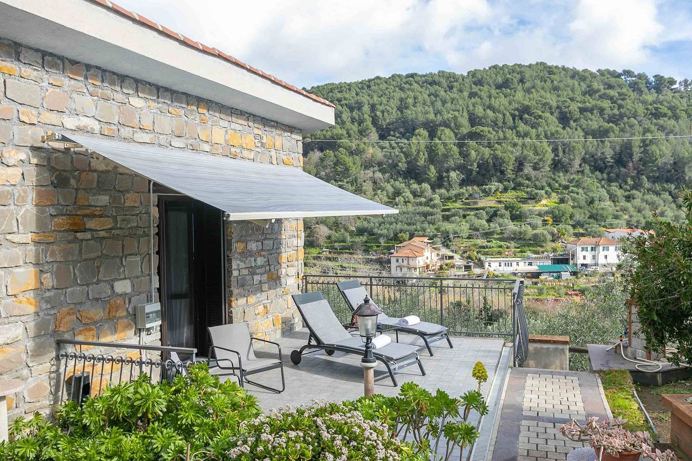 Villa Breezy Way - Among Greenery in San Bartolomeo al Mare, Riviera di Ponente