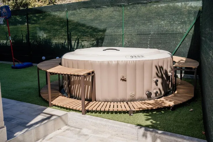 Holiday home for 5 people, with hot tub and garden - 1