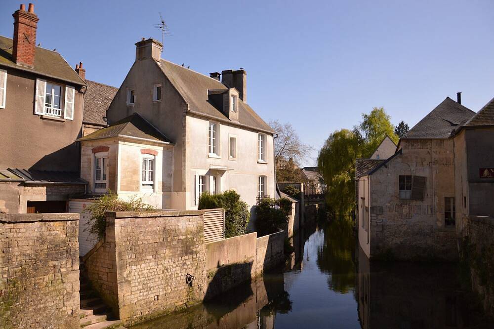 Entire apartment, Modern Bayeux Hideaway in Bayeux, Bayeux region