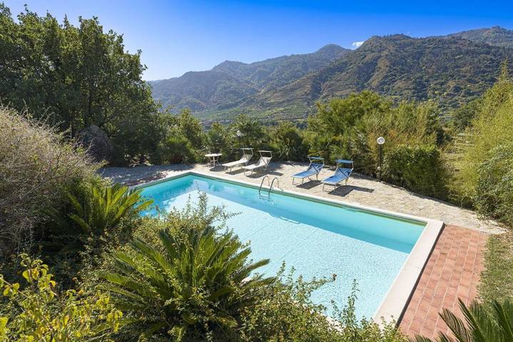 Ferienhaus für 10 Personen, mit Terrasse und Pool sowie Ausblick und Garten