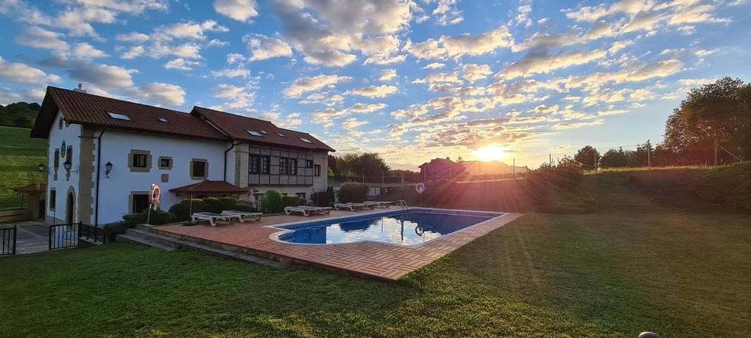 Hôtel pour 3 personnes, avec Terrasse ainsi que Jardin et Piscine à Laredo